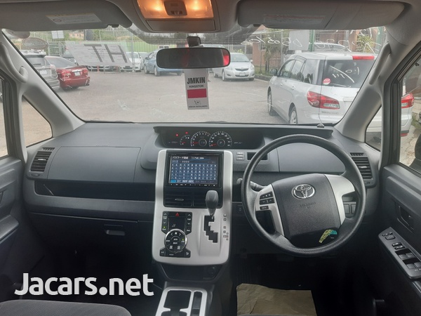 Toyota Noah 2,0L 2012-5