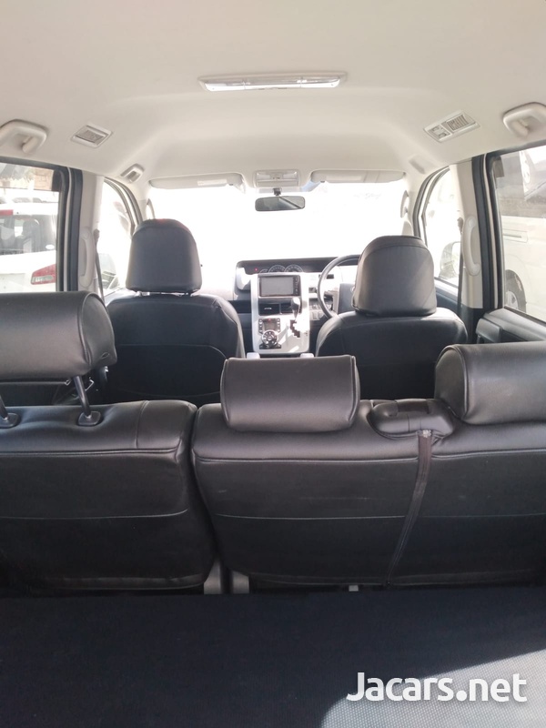 Toyota Voxy 2,0L 2013-6
