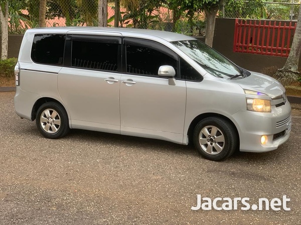 Toyota Voxy 2,0L 2012-7