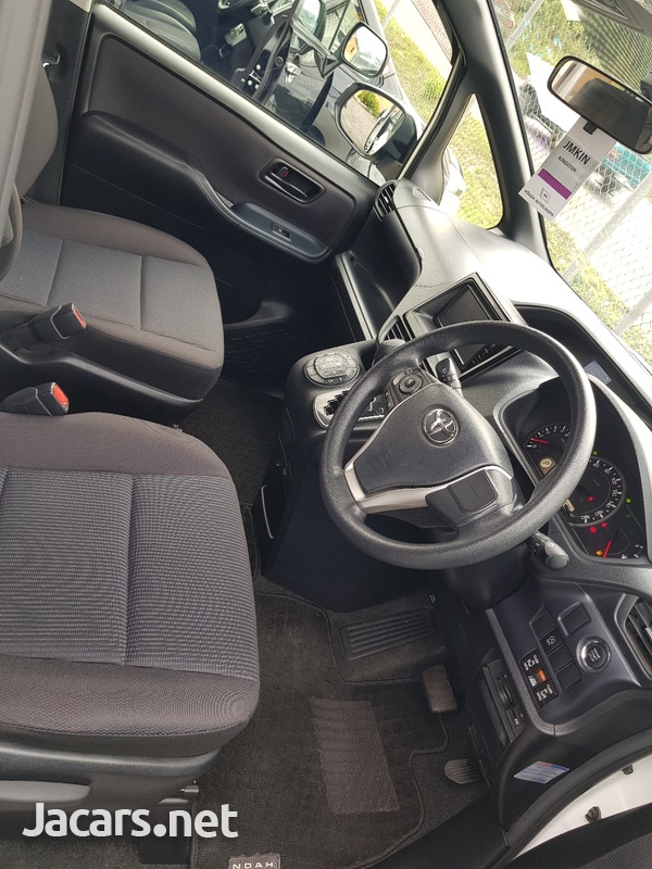 Toyota Noah 2,0L 2015-4