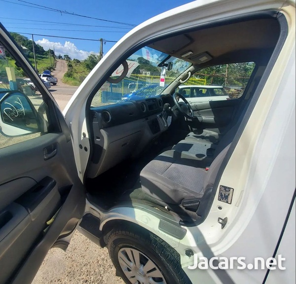 Nissan Caravan 2,5L 2015-9
