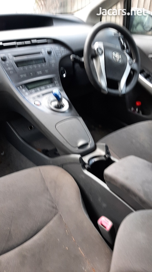 Parts- 2011 Toyoya Prius hybrid 1.8 breaking-3