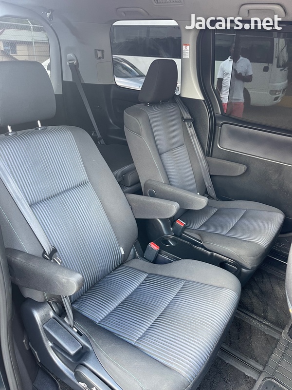 Toyota Voxy 2,0L 2015-6