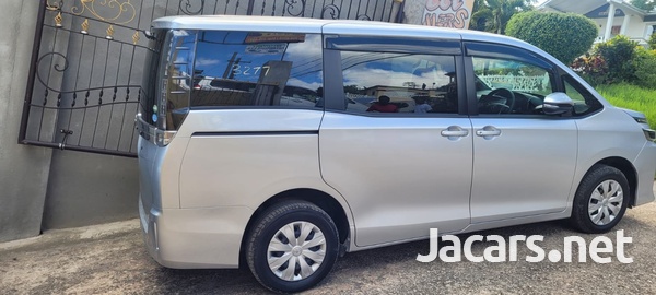 Toyota Voxy 2,0L 2014-4