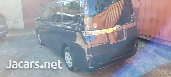 Toyota Voxy 2,0L 2015-5
