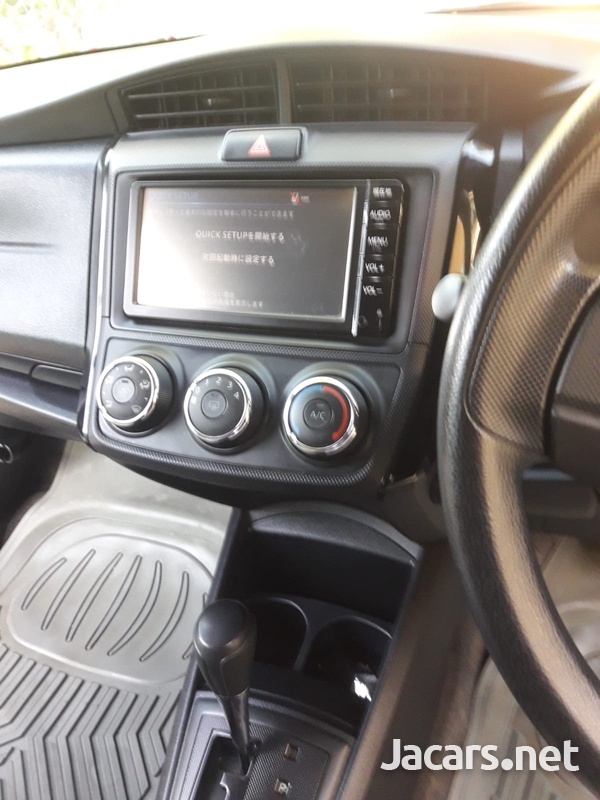 Toyota Axio 1,3L 2015-7