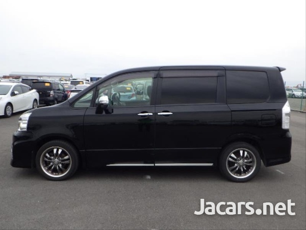 Toyota Voxy 2,0L 2013-5
