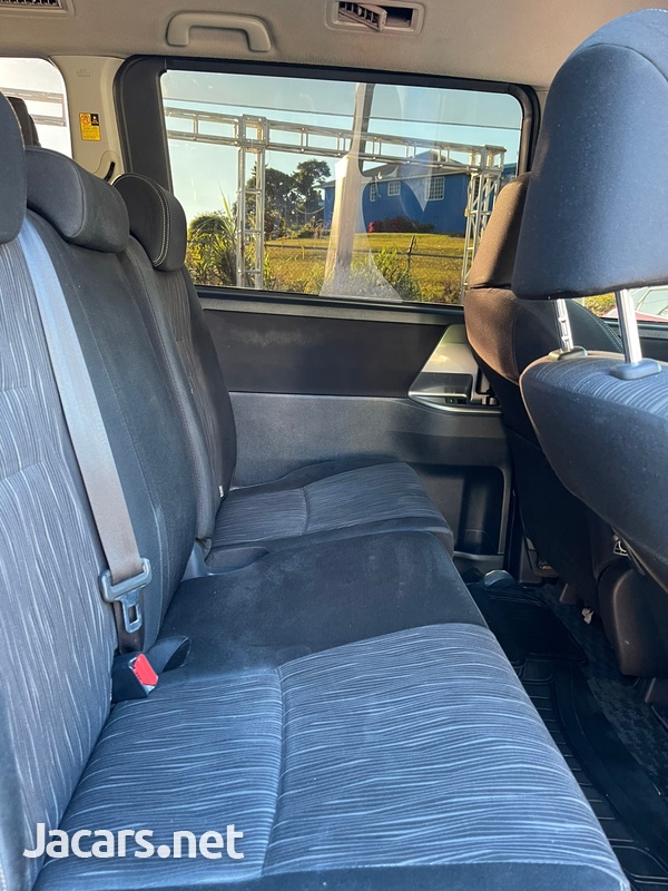 Toyota Voxy 2,0L 2012-14