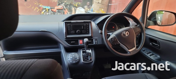 Toyota Noah 2,0L 2016-7