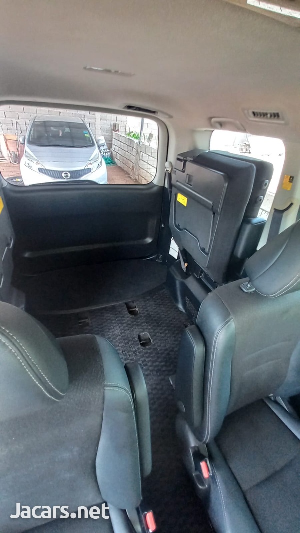 Toyota Voxy 2,0L 2013-7