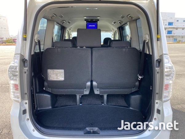 Toyota Voxy 2,0L 2012-4