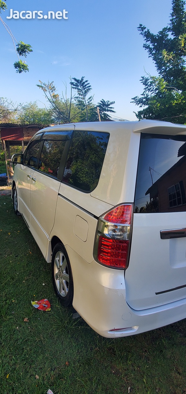 Toyota Noah 2,5L 2010-3