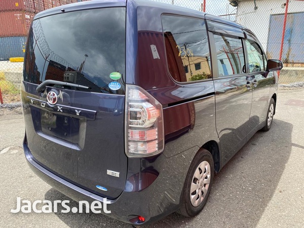Toyota Voxy 2,0L 2013-4