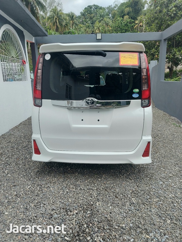 Toyota Noah 2,0L 2014-5