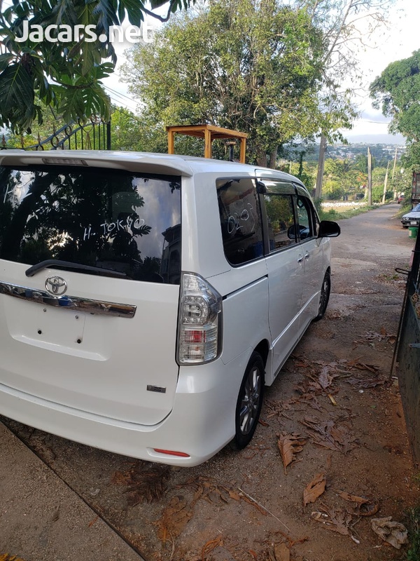 Toyota Voxy 2,0L 2012-7
