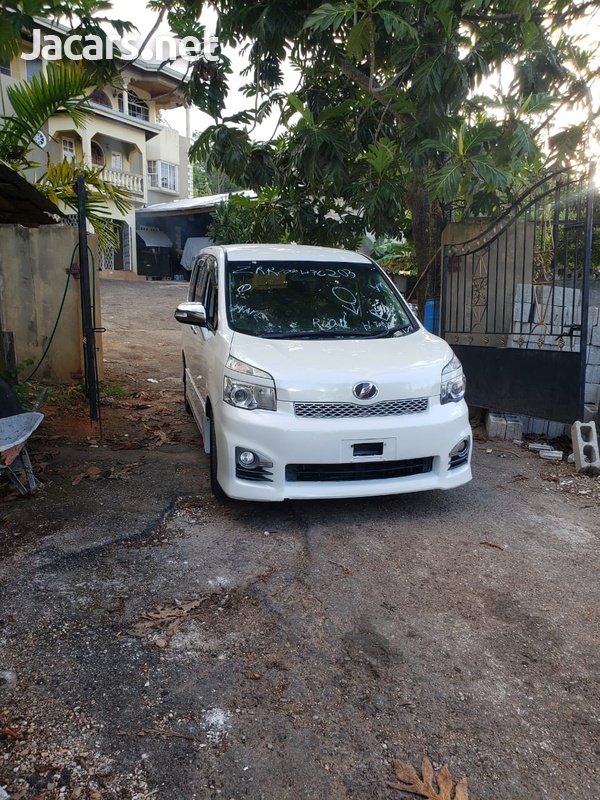 Toyota Voxy 2,0L 2012-4
