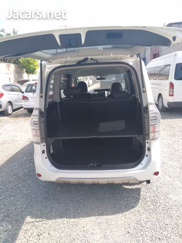Toyota Voxy 2,0L 2013-5