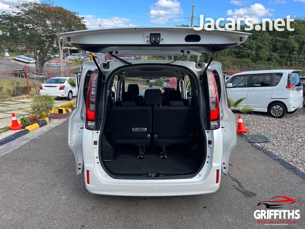 Toyota Noah 2,0L 2017-7