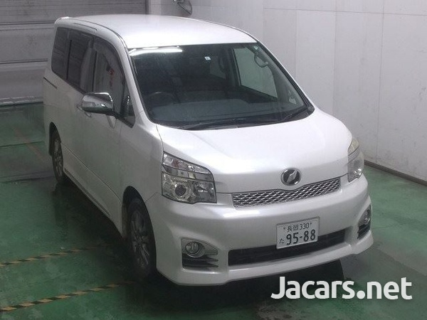 Toyota Voxy 2,0L 2013-1