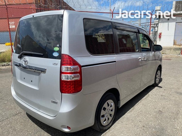 Toyota Noah 2,0L 2013-4