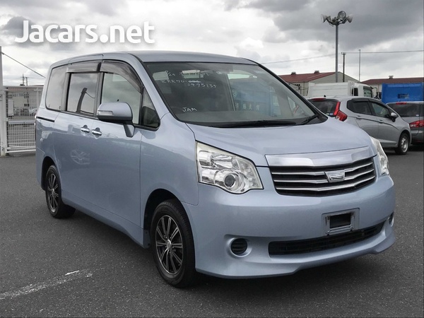 Toyota Noah 2,0L 2012-3