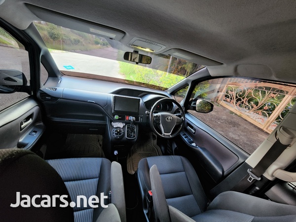 Toyota Voxy 2,0L 2015-4
