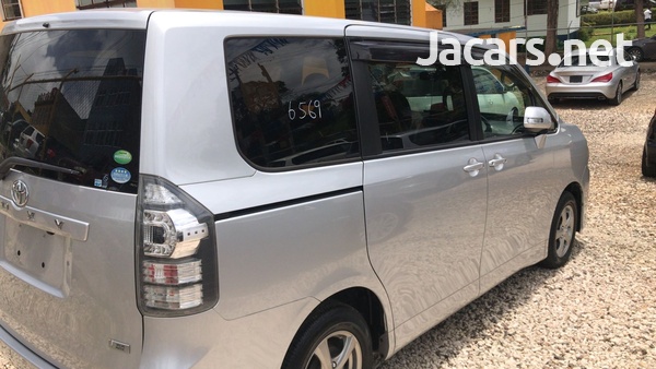 Toyota Voxy 2,0L 2013-5