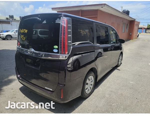Toyota Noah 2,0L 2018-5