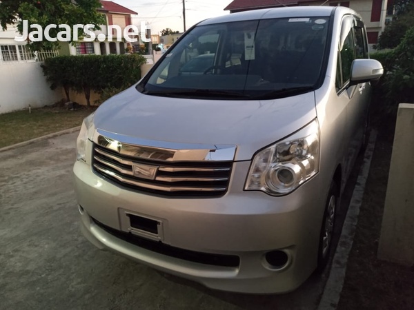 Toyota Noah 2,0L 2012-4