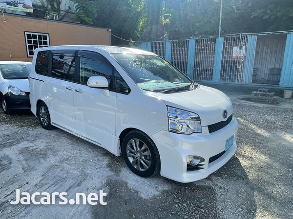 Toyota Voxy 2,0L 2013-5