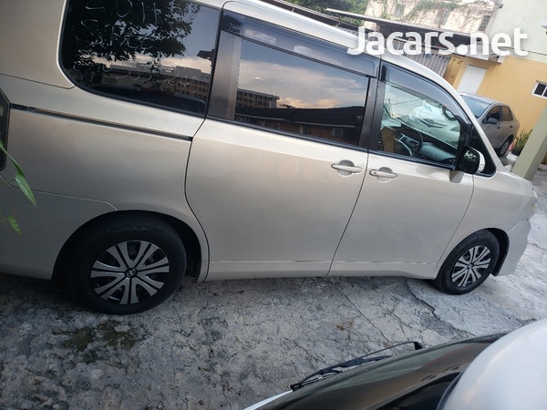Toyota Voxy 2,0L 2011-4
