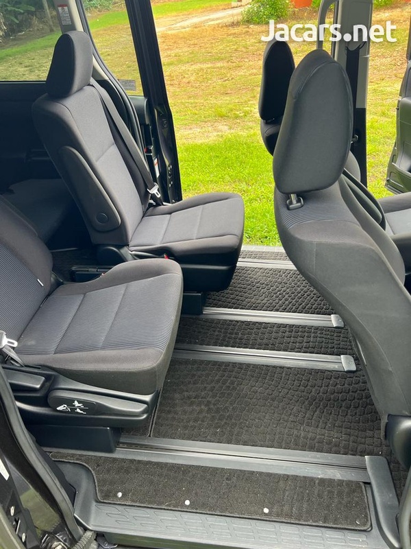 Toyota Voxy 2,0L 2016-3