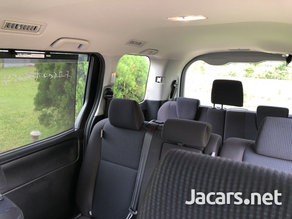 Toyota Voxy 2,0L 2017-11