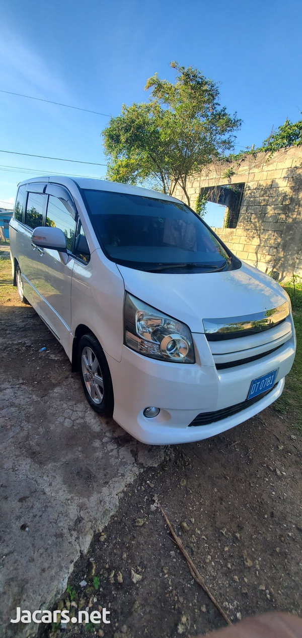 Toyota Noah 2,5L 2010-6