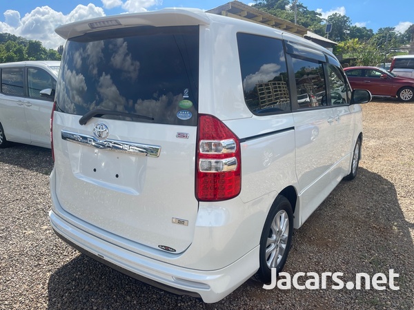 Toyota Noah 2,0L 2013-3