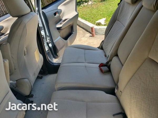 Toyota Wish 2,0L 2011-4