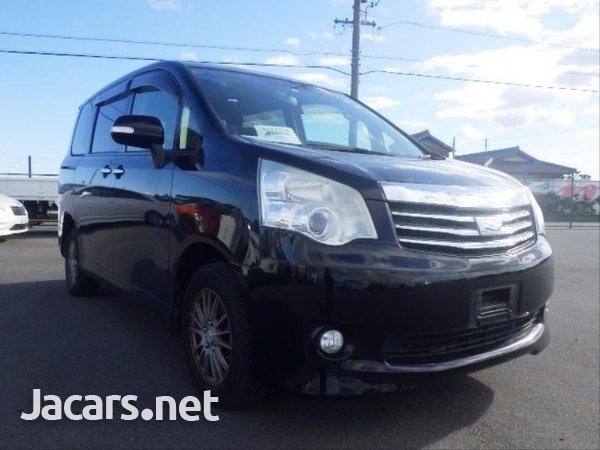 Toyota Noah 2,0L 2013-1