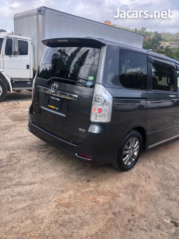 Toyota Voxy 2,0L 2013-4