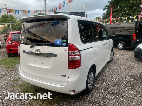 Toyota Noah 2,0L 2013-3