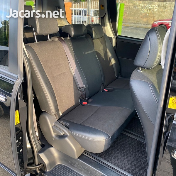 Toyota Voxy 2,0L 2013-7
