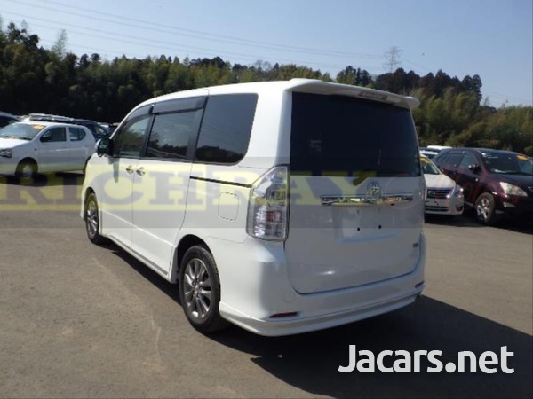 Toyota Voxy 2,0L 2013-4