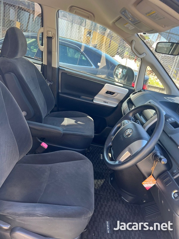Toyota Noah 2,0L 2013-9