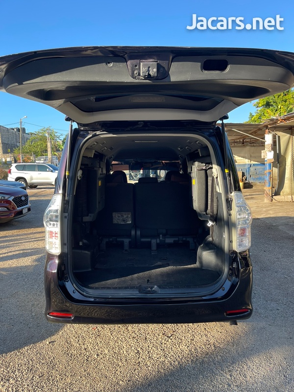 Toyota Voxy 2,0L 2012-3
