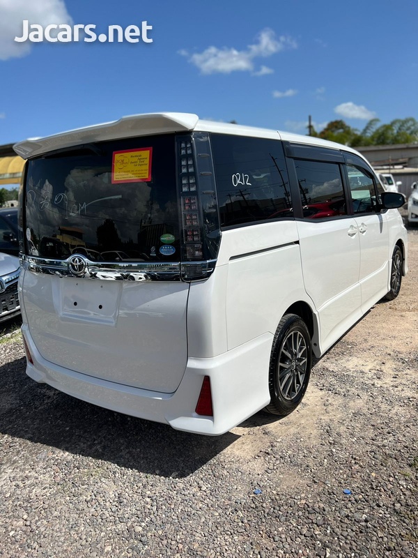Toyota Voxy 2,0L 2014-6