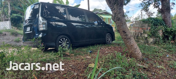 Toyota Voxy 2,0L 2010-3