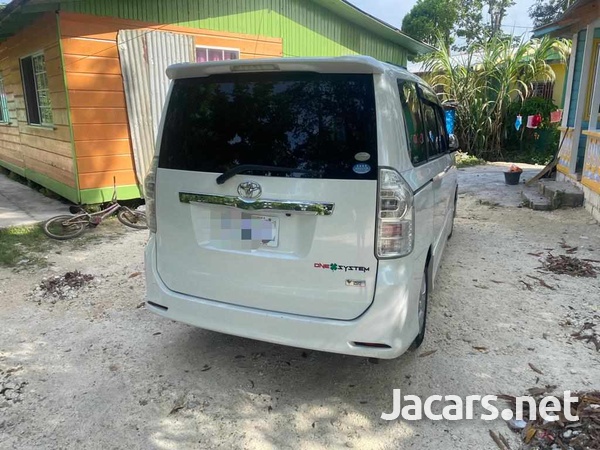 Toyota Voxy 2,0L 2012-3