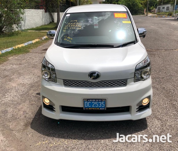 Toyota Voxy 2,0L 2013-1