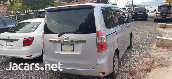 Toyota Noah 2,0L 2011-4