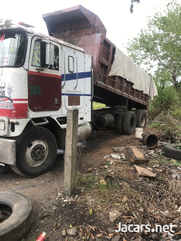 International tip truck-4