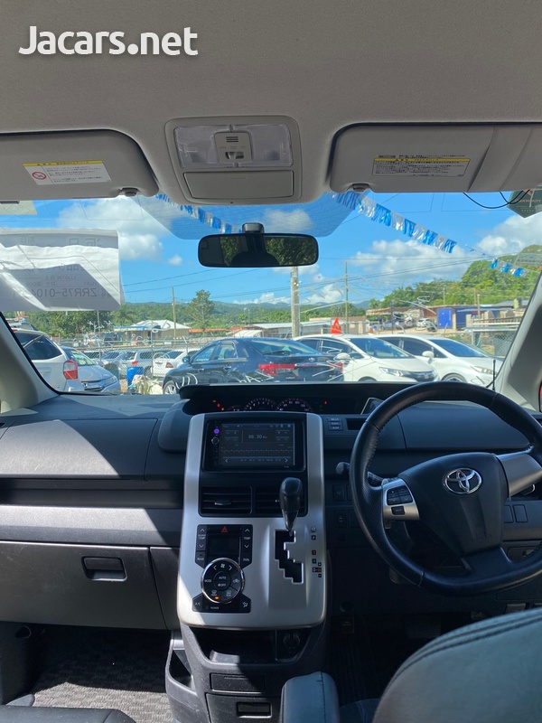Toyota Voxy 2,0L 2013-12